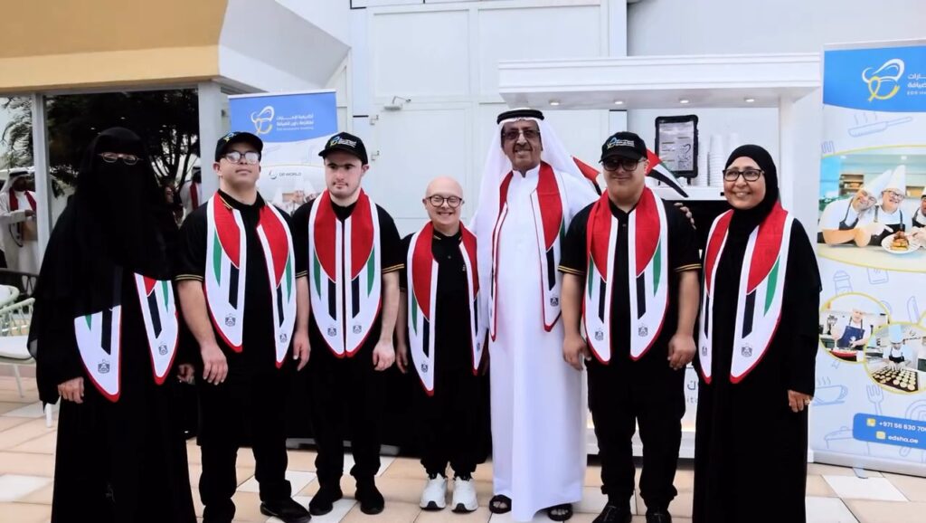 سمو الشيخ حشر بن مكتوم بن جمعة آل مكتوم يشهد مشاركة طلبة أكاديمية الإمارات لمتلازمة داون في احتفالية يوم العلم