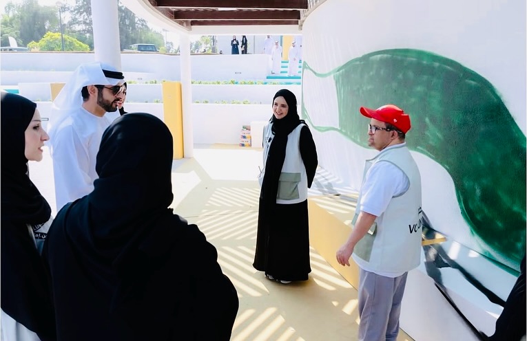 حمدان بن محمد يشهد انطلاق «جلسة فنية مع أصحاب الهمم» احتفاءً بيوم العلم